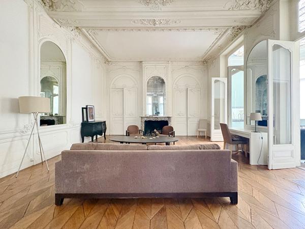 Vieux Lille, dans un hôtel particulier, magnifique Duplex, 2 chambres. de près de 133 m² avec terrasse, garage et cave Lille