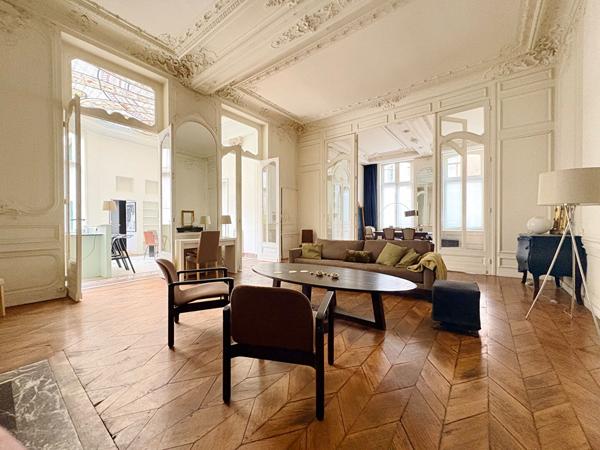 Vieux Lille, dans un hôtel particulier, magnifique Duplex, 2 chambres. de près de 133 m² avec terrasse, garage et cave Lille