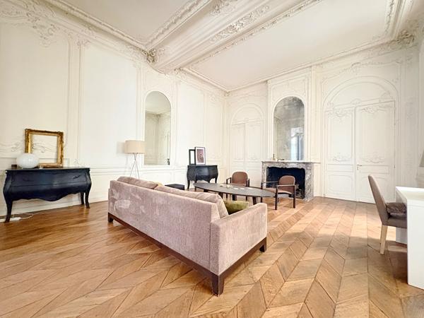 Vieux Lille, dans un hôtel particulier, magnifique Duplex, 2 chambres. de près de 133 m² avec terrasse, garage et cave Lille