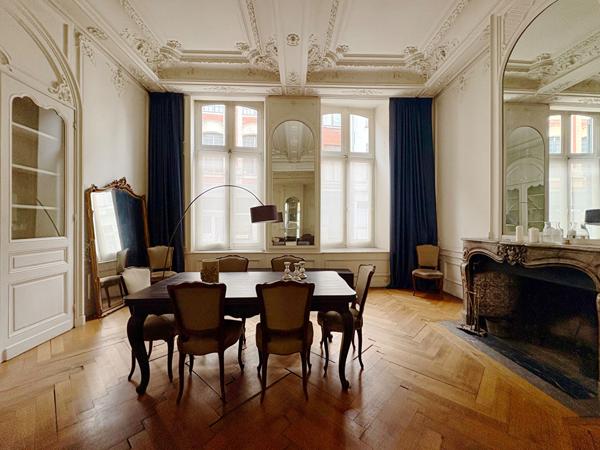 Vieux Lille, dans un hôtel particulier, magnifique Duplex, 2 chambres. de près de 133 m² avec terrasse, garage et cave Lille