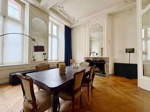 Vieux Lille, dans un hôtel particulier, magnifique Duplex, 2 chambres. de près de 133 m² avec terrasse, garage et cave Lille