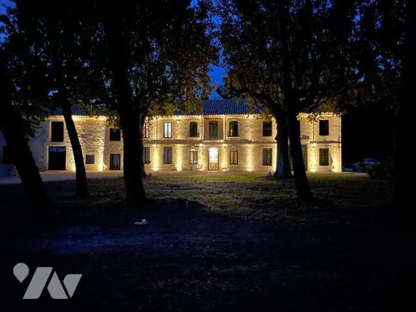 ARLES (13) Domaine agricole. Comprenant une demeure de 450 m² entièrement restaurée en 2018, ai...