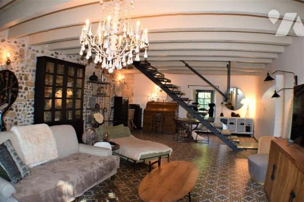 ARLES (13) Domaine agricole. Comprenant une demeure de 450 m² entièrement restaurée en 2018, ai...