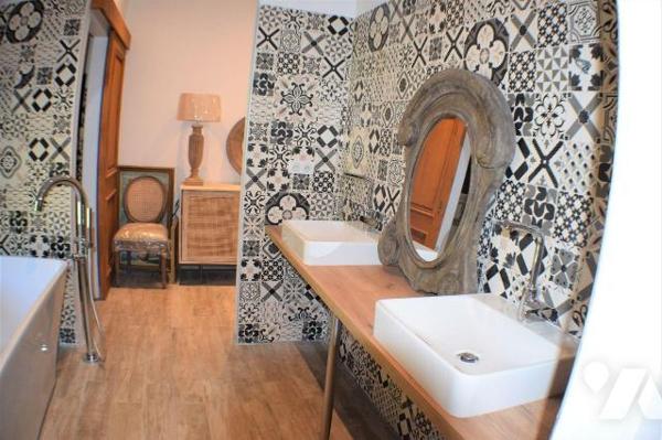 ARLES (13) Domaine agricole. Comprenant une demeure de 450 m² entièrement restaurée en 2018, ai...