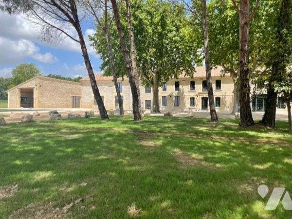 ARLES (13) Domaine agricole. Comprenant une demeure de 450 m² entièrement restaurée en 2018, ai...