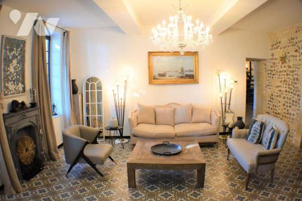 ARLES (13) Domaine agricole. Comprenant une demeure de 450 m² entièrement restaurée en 2018, ai...