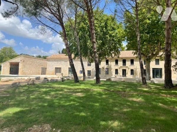 ARLES (13) Domaine agricole. Comprenant une demeure de 450 m² entièrement restaurée en 2018, ai...