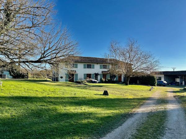 Propriété de caractère avec 14 hectares, lac et potentiel locatif