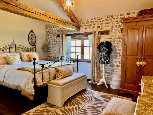 Propriété de caractère avec 14 hectares, lac et potentiel locatif