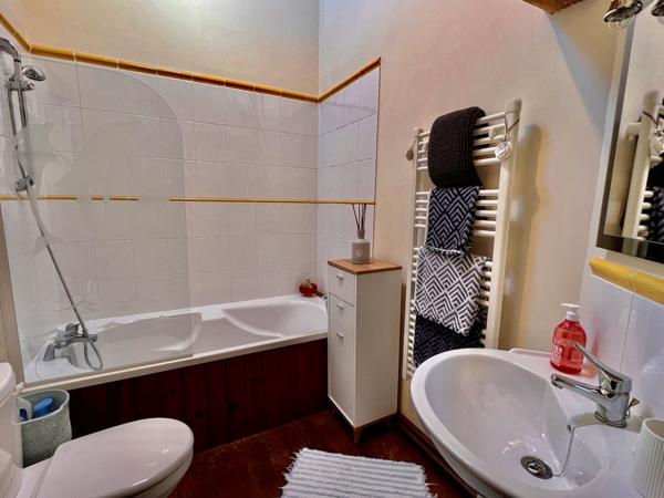 Propriété de caractère avec 14 hectares, lac et potentiel locatif