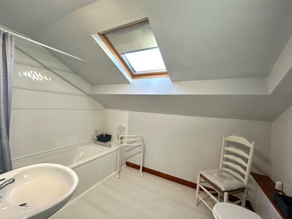 Propriété de caractère avec 14 hectares, lac et potentiel locatif