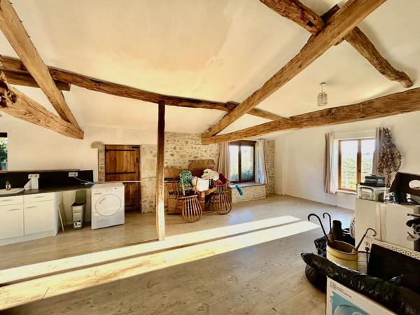 Propriété de caractère avec 14 hectares, lac et potentiel locatif