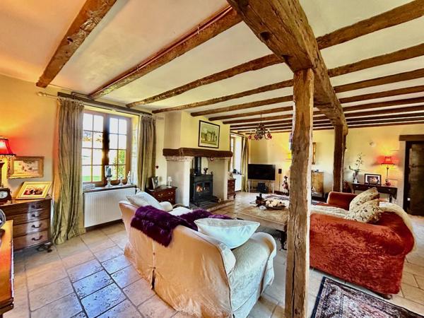 Propriété de caractère avec 14 hectares, lac et potentiel locatif