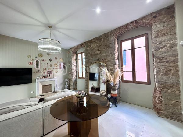 AJACCIO - Votre conseillère BSK Immobilier a le plaisir de vous proposer un lieu singulier où l’âme de l’ancien rencontre le raffinement d’une rénovation d’exception.
Au cœur de l’hyper-centre ajaccien, à deux pas de la rue Fesch et du cours Napoléon, se dévoile ce magnifique appartement T2 de 51 m², entièrement rénové avec des matériaux de grande qualité.
Dès l’entrée, le charme opère. Les pierres apparentes, les voûtes anciennes et les belles hauteurs sous plafond confèrent à ce lieu une identité rare, empreinte d’authenticité et de caractère. Les volumes généreux et les grandes fenêtres apportent une agréable sensation d’espace et de lumière, sublimant le contraste entre l’histoire des lieux et l’élégance d’une rénovation contemporaine.

La pièce de vie accueille une cuisine équipée Veneta Cucine, ouverte sur un séjour chaleureux agrémenté d’une cheminée. Un espace convivial où le cachet de l’ancien s’accorde harmonieusement avec le confort moderne. La chambre, dotée d’un grand dressing, prolonge cette atmosphère singulière.
Mais la véritable signature de cet appartement se révèle également dans sa magnifique salle de bains. Ses revêtements muraux en onyx rose apportent une touche de sophistication et de lumière, créant un contraste saisissant avec la pierre ancienne et les voûtes. La douche à l’italienne et la baignoire viennent parfaire cet espace dédié au confort et au bien-être, où les matériaux nobles deviennent de véritables éléments de décoration.
Un WC aménagé en espace buanderie ainsi qu’une loggia avec placard complètent les prestations.
À l’extérieur, la loggia s’ouvre sur une cour arborée, offrant une parenthèse de verdure et de fraîcheur particulièrement appréciable en plein centre-ville.

Prestations : Climatisation réversible Bosch, volets roulants solaires dans la chambre et la salle de bains, onyx rose, parquet, carrelages, menuiseries bois et alu, double-vitrages, une architecture atypique : pierres apparentes, voûtes et belles hauteurs sous plafond, cuisine équipée Veneta Cucine, douche à l’italienne et baignoire, une chambre avec grand dressing

Un emplacement privilégié, à proximité immédiate des commerces, services et transports. La plage est à environ 800 mètres
DPE : C | GES : A
Bien plus qu’un appartement, un lieu de caractère où chaque matière raconte une histoire. L’authenticité des vieilles pierres, le charme des voûtes et la délicatesse de l’onyx rose composent une alliance esthétique singulière, pour un intérieur qui ne ressemble à aucun autre.

Un bien rare au cœur d’Ajaccio, pour les amateurs de charme, d’élégance et d’architecture atypique, souhaitant profiter pleinement de la vie citadine tout en bénéficiant d’un intérieur empreint de personnalité. Idéal résidence principale, pied à terre ou investissement locatif.

Pour toute information et visite contactez Pierrine MURRONI 0617092828