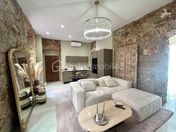 AJACCIO - Votre conseillère BSK Immobilier a le plaisir de vous proposer un lieu singulier où l’âme de l’ancien rencontre le raffinement d’une rénovation d’exception.
Au cœur de l’hyper-centre ajaccien, à deux pas de la rue Fesch et du cours Napoléon, se dévoile ce magnifique appartement T2 de 51 m², entièrement rénové avec des matériaux de grande qualité.
Dès l’entrée, le charme opère. Les pierres apparentes, les voûtes anciennes et les belles hauteurs sous plafond confèrent à ce lieu une identité rare, empreinte d’authenticité et de caractère. Les volumes généreux et les grandes fenêtres apportent une agréable sensation d’espace et de lumière, sublimant le contraste entre l’histoire des lieux et l’élégance d’une rénovation contemporaine.

La pièce de vie accueille une cuisine équipée Veneta Cucine, ouverte sur un séjour chaleureux agrémenté d’une cheminée. Un espace convivial où le cachet de l’ancien s’accorde harmonieusement avec le confort moderne. La chambre, dotée d’un grand dressing, prolonge cette atmosphère singulière.
Mais la véritable signature de cet appartement se révèle également dans sa magnifique salle de bains. Ses revêtements muraux en onyx rose apportent une touche de sophistication et de lumière, créant un contraste saisissant avec la pierre ancienne et les voûtes. La douche à l’italienne et la baignoire viennent parfaire cet espace dédié au confort et au bien-être, où les matériaux nobles deviennent de véritables éléments de décoration.
Un WC aménagé en espace buanderie ainsi qu’une loggia avec placard complètent les prestations.
À l’extérieur, la loggia s’ouvre sur une cour arborée, offrant une parenthèse de verdure et de fraîcheur particulièrement appréciable en plein centre-ville.

Prestations : Climatisation réversible Bosch, volets roulants solaires dans la chambre et la salle de bains, onyx rose, parquet, carrelages, menuiseries bois et alu, double-vitrages, une architecture atypique : pierres apparentes, voûtes et belles hauteurs sous plafond, cuisine équipée Veneta Cucine, douche à l’italienne et baignoire, une chambre avec grand dressing

Un emplacement privilégié, à proximité immédiate des commerces, services et transports. La plage est à environ 800 mètres
DPE : C | GES : A
Bien plus qu’un appartement, un lieu de caractère où chaque matière raconte une histoire. L’authenticité des vieilles pierres, le charme des voûtes et la délicatesse de l’onyx rose composent une alliance esthétique singulière, pour un intérieur qui ne ressemble à aucun autre.

Un bien rare au cœur d’Ajaccio, pour les amateurs de charme, d’élégance et d’architecture atypique, souhaitant profiter pleinement de la vie citadine tout en bénéficiant d’un intérieur empreint de personnalité. Idéal résidence principale, pied à terre ou investissement locatif.

Pour toute information et visite contactez Pierrine MURRONI 0617092828