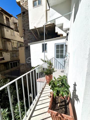 AJACCIO - Votre conseillère BSK Immobilier a le plaisir de vous proposer un lieu singulier où l’âme de l’ancien rencontre le raffinement d’une rénovation d’exception.
Au cœur de l’hyper-centre ajaccien, à deux pas de la rue Fesch et du cours Napoléon, se dévoile ce magnifique appartement T2 de 51 m², entièrement rénové avec des matériaux de grande qualité.
Dès l’entrée, le charme opère. Les pierres apparentes, les voûtes anciennes et les belles hauteurs sous plafond confèrent à ce lieu une identité rare, empreinte d’authenticité et de caractère. Les volumes généreux et les grandes fenêtres apportent une agréable sensation d’espace et de lumière, sublimant le contraste entre l’histoire des lieux et l’élégance d’une rénovation contemporaine.

La pièce de vie accueille une cuisine équipée Veneta Cucine, ouverte sur un séjour chaleureux agrémenté d’une cheminée. Un espace convivial où le cachet de l’ancien s’accorde harmonieusement avec le confort moderne. La chambre, dotée d’un grand dressing, prolonge cette atmosphère singulière.
Mais la véritable signature de cet appartement se révèle également dans sa magnifique salle de bains. Ses revêtements muraux en onyx rose apportent une touche de sophistication et de lumière, créant un contraste saisissant avec la pierre ancienne et les voûtes. La douche à l’italienne et la baignoire viennent parfaire cet espace dédié au confort et au bien-être, où les matériaux nobles deviennent de véritables éléments de décoration.
Un WC aménagé en espace buanderie ainsi qu’une loggia avec placard complètent les prestations.
À l’extérieur, la loggia s’ouvre sur une cour arborée, offrant une parenthèse de verdure et de fraîcheur particulièrement appréciable en plein centre-ville.

Prestations : Climatisation réversible Bosch, volets roulants solaires dans la chambre et la salle de bains, onyx rose, parquet, carrelages, menuiseries bois et alu, double-vitrages, une architecture atypique : pierres apparentes, voûtes et belles hauteurs sous plafond, cuisine équipée Veneta Cucine, douche à l’italienne et baignoire, une chambre avec grand dressing

Un emplacement privilégié, à proximité immédiate des commerces, services et transports. La plage est à environ 800 mètres
DPE : C | GES : A
Bien plus qu’un appartement, un lieu de caractère où chaque matière raconte une histoire. L’authenticité des vieilles pierres, le charme des voûtes et la délicatesse de l’onyx rose composent une alliance esthétique singulière, pour un intérieur qui ne ressemble à aucun autre.

Un bien rare au cœur d’Ajaccio, pour les amateurs de charme, d’élégance et d’architecture atypique, souhaitant profiter pleinement de la vie citadine tout en bénéficiant d’un intérieur empreint de personnalité. Idéal résidence principale, pied à terre ou investissement locatif.

Pour toute information et visite contactez Pierrine MURRONI 0617092828