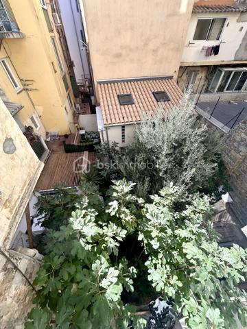 AJACCIO - Votre conseillère BSK Immobilier a le plaisir de vous proposer un lieu singulier où l’âme de l’ancien rencontre le raffinement d’une rénovation d’exception.
Au cœur de l’hyper-centre ajaccien, à deux pas de la rue Fesch et du cours Napoléon, se dévoile ce magnifique appartement T2 de 51 m², entièrement rénové avec des matériaux de grande qualité.
Dès l’entrée, le charme opère. Les pierres apparentes, les voûtes anciennes et les belles hauteurs sous plafond confèrent à ce lieu une identité rare, empreinte d’authenticité et de caractère. Les volumes généreux et les grandes fenêtres apportent une agréable sensation d’espace et de lumière, sublimant le contraste entre l’histoire des lieux et l’élégance d’une rénovation contemporaine.

La pièce de vie accueille une cuisine équipée Veneta Cucine, ouverte sur un séjour chaleureux agrémenté d’une cheminée. Un espace convivial où le cachet de l’ancien s’accorde harmonieusement avec le confort moderne. La chambre, dotée d’un grand dressing, prolonge cette atmosphère singulière.
Mais la véritable signature de cet appartement se révèle également dans sa magnifique salle de bains. Ses revêtements muraux en onyx rose apportent une touche de sophistication et de lumière, créant un contraste saisissant avec la pierre ancienne et les voûtes. La douche à l’italienne et la baignoire viennent parfaire cet espace dédié au confort et au bien-être, où les matériaux nobles deviennent de véritables éléments de décoration.
Un WC aménagé en espace buanderie ainsi qu’une loggia avec placard complètent les prestations.
À l’extérieur, la loggia s’ouvre sur une cour arborée, offrant une parenthèse de verdure et de fraîcheur particulièrement appréciable en plein centre-ville.

Prestations : Climatisation réversible Bosch, volets roulants solaires dans la chambre et la salle de bains, onyx rose, parquet, carrelages, menuiseries bois et alu, double-vitrages, une architecture atypique : pierres apparentes, voûtes et belles hauteurs sous plafond, cuisine équipée Veneta Cucine, douche à l’italienne et baignoire, une chambre avec grand dressing

Un emplacement privilégié, à proximité immédiate des commerces, services et transports. La plage est à environ 800 mètres
DPE : C | GES : A
Bien plus qu’un appartement, un lieu de caractère où chaque matière raconte une histoire. L’authenticité des vieilles pierres, le charme des voûtes et la délicatesse de l’onyx rose composent une alliance esthétique singulière, pour un intérieur qui ne ressemble à aucun autre.

Un bien rare au cœur d’Ajaccio, pour les amateurs de charme, d’élégance et d’architecture atypique, souhaitant profiter pleinement de la vie citadine tout en bénéficiant d’un intérieur empreint de personnalité. Idéal résidence principale, pied à terre ou investissement locatif.

Pour toute information et visite contactez Pierrine MURRONI 0617092828