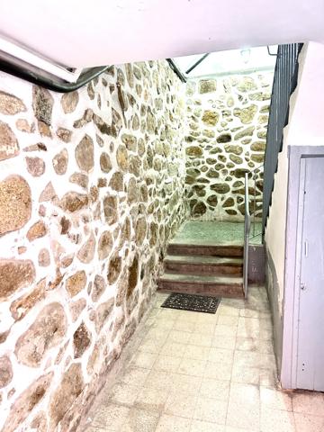 AJACCIO - Votre conseillère BSK Immobilier a le plaisir de vous proposer un lieu singulier où l’âme de l’ancien rencontre le raffinement d’une rénovation d’exception.
Au cœur de l’hyper-centre ajaccien, à deux pas de la rue Fesch et du cours Napoléon, se dévoile ce magnifique appartement T2 de 51 m², entièrement rénové avec des matériaux de grande qualité.
Dès l’entrée, le charme opère. Les pierres apparentes, les voûtes anciennes et les belles hauteurs sous plafond confèrent à ce lieu une identité rare, empreinte d’authenticité et de caractère. Les volumes généreux et les grandes fenêtres apportent une agréable sensation d’espace et de lumière, sublimant le contraste entre l’histoire des lieux et l’élégance d’une rénovation contemporaine.

La pièce de vie accueille une cuisine équipée Veneta Cucine, ouverte sur un séjour chaleureux agrémenté d’une cheminée. Un espace convivial où le cachet de l’ancien s’accorde harmonieusement avec le confort moderne. La chambre, dotée d’un grand dressing, prolonge cette atmosphère singulière.
Mais la véritable signature de cet appartement se révèle également dans sa magnifique salle de bains. Ses revêtements muraux en onyx rose apportent une touche de sophistication et de lumière, créant un contraste saisissant avec la pierre ancienne et les voûtes. La douche à l’italienne et la baignoire viennent parfaire cet espace dédié au confort et au bien-être, où les matériaux nobles deviennent de véritables éléments de décoration.
Un WC aménagé en espace buanderie ainsi qu’une loggia avec placard complètent les prestations.
À l’extérieur, la loggia s’ouvre sur une cour arborée, offrant une parenthèse de verdure et de fraîcheur particulièrement appréciable en plein centre-ville.

Prestations : Climatisation réversible Bosch, volets roulants solaires dans la chambre et la salle de bains, onyx rose, parquet, carrelages, menuiseries bois et alu, double-vitrages, une architecture atypique : pierres apparentes, voûtes et belles hauteurs sous plafond, cuisine équipée Veneta Cucine, douche à l’italienne et baignoire, une chambre avec grand dressing

Un emplacement privilégié, à proximité immédiate des commerces, services et transports. La plage est à environ 800 mètres
DPE : C | GES : A
Bien plus qu’un appartement, un lieu de caractère où chaque matière raconte une histoire. L’authenticité des vieilles pierres, le charme des voûtes et la délicatesse de l’onyx rose composent une alliance esthétique singulière, pour un intérieur qui ne ressemble à aucun autre.

Un bien rare au cœur d’Ajaccio, pour les amateurs de charme, d’élégance et d’architecture atypique, souhaitant profiter pleinement de la vie citadine tout en bénéficiant d’un intérieur empreint de personnalité. Idéal résidence principale, pied à terre ou investissement locatif.

Pour toute information et visite contactez Pierrine MURRONI 0617092828