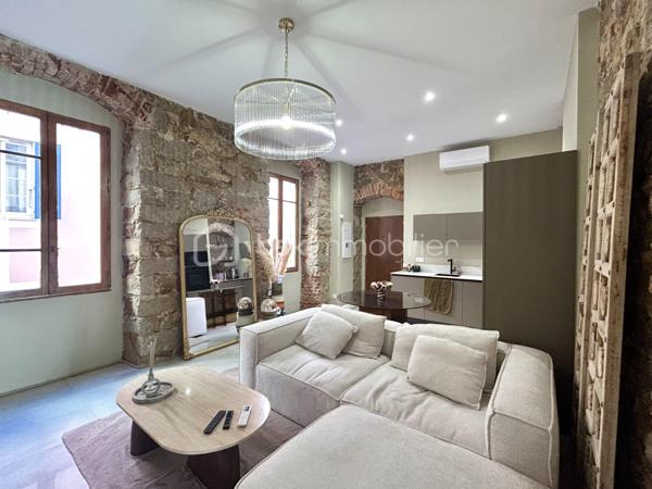 AJACCIO - Votre conseillère BSK Immobilier a le plaisir de vous proposer un lieu singulier où l’âme de l’ancien rencontre le raffinement d’une rénovation d’exception.
Au cœur de l’hyper-centre ajaccien, à deux pas de la rue Fesch et du cours Napoléon, se dévoile ce magnifique appartement T2 de 51 m², entièrement rénové avec des matériaux de grande qualité.
Dès l’entrée, le charme opère. Les pierres apparentes, les voûtes anciennes et les belles hauteurs sous plafond confèrent à ce lieu une identité rare, empreinte d’authenticité et de caractère. Les volumes généreux et les grandes fenêtres apportent une agréable sensation d’espace et de lumière, sublimant le contraste entre l’histoire des lieux et l’élégance d’une rénovation contemporaine.

La pièce de vie accueille une cuisine équipée Veneta Cucine, ouverte sur un séjour chaleureux agrémenté d’une cheminée. Un espace convivial où le cachet de l’ancien s’accorde harmonieusement avec le confort moderne. La chambre, dotée d’un grand dressing, prolonge cette atmosphère singulière.
Mais la véritable signature de cet appartement se révèle également dans sa magnifique salle de bains. Ses revêtements muraux en onyx rose apportent une touche de sophistication et de lumière, créant un contraste saisissant avec la pierre ancienne et les voûtes. La douche à l’italienne et la baignoire viennent parfaire cet espace dédié au confort et au bien-être, où les matériaux nobles deviennent de véritables éléments de décoration.
Un WC aménagé en espace buanderie ainsi qu’une loggia avec placard complètent les prestations.
À l’extérieur, la loggia s’ouvre sur une cour arborée, offrant une parenthèse de verdure et de fraîcheur particulièrement appréciable en plein centre-ville.

Prestations : Climatisation réversible Bosch, volets roulants solaires dans la chambre et la salle de bains, onyx rose, parquet, carrelages, menuiseries bois et alu, double-vitrages, une architecture atypique : pierres apparentes, voûtes et belles hauteurs sous plafond, cuisine équipée Veneta Cucine, douche à l’italienne et baignoire, une chambre avec grand dressing

Un emplacement privilégié, à proximité immédiate des commerces, services et transports. La plage est à environ 800 mètres
DPE : C | GES : A
Bien plus qu’un appartement, un lieu de caractère où chaque matière raconte une histoire. L’authenticité des vieilles pierres, le charme des voûtes et la délicatesse de l’onyx rose composent une alliance esthétique singulière, pour un intérieur qui ne ressemble à aucun autre.

Un bien rare au cœur d’Ajaccio, pour les amateurs de charme, d’élégance et d’architecture atypique, souhaitant profiter pleinement de la vie citadine tout en bénéficiant d’un intérieur empreint de personnalité. Idéal résidence principale, pied à terre ou investissement locatif.

Pour toute information et visite contactez Pierrine MURRONI 0617092828