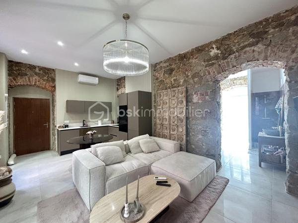 AJACCIO - Votre conseillère BSK Immobilier a le plaisir de vous proposer un lieu singulier où l’âme de l’ancien rencontre le raffinement d’une rénovation d’exception.
Au cœur de l’hyper-centre ajaccien, à deux pas de la rue Fesch et du cours Napoléon, se dévoile ce magnifique appartement T2 de 51 m², entièrement rénové avec des matériaux de grande qualité.
Dès l’entrée, le charme opère. Les pierres apparentes, les voûtes anciennes et les belles hauteurs sous plafond confèrent à ce lieu une identité rare, empreinte d’authenticité et de caractère. Les volumes généreux et les grandes fenêtres apportent une agréable sensation d’espace et de lumière, sublimant le contraste entre l’histoire des lieux et l’élégance d’une rénovation contemporaine.

La pièce de vie accueille une cuisine équipée Veneta Cucine, ouverte sur un séjour chaleureux agrémenté d’une cheminée. Un espace convivial où le cachet de l’ancien s’accorde harmonieusement avec le confort moderne. La chambre, dotée d’un grand dressing, prolonge cette atmosphère singulière.
Mais la véritable signature de cet appartement se révèle également dans sa magnifique salle de bains. Ses revêtements muraux en onyx rose apportent une touche de sophistication et de lumière, créant un contraste saisissant avec la pierre ancienne et les voûtes. La douche à l’italienne et la baignoire viennent parfaire cet espace dédié au confort et au bien-être, où les matériaux nobles deviennent de véritables éléments de décoration.
Un WC aménagé en espace buanderie ainsi qu’une loggia avec placard complètent les prestations.
À l’extérieur, la loggia s’ouvre sur une cour arborée, offrant une parenthèse de verdure et de fraîcheur particulièrement appréciable en plein centre-ville.

Prestations : Climatisation réversible Bosch, volets roulants solaires dans la chambre et la salle de bains, onyx rose, parquet, carrelages, menuiseries bois et alu, double-vitrages, une architecture atypique : pierres apparentes, voûtes et belles hauteurs sous plafond, cuisine équipée Veneta Cucine, douche à l’italienne et baignoire, une chambre avec grand dressing

Un emplacement privilégié, à proximité immédiate des commerces, services et transports. La plage est à environ 800 mètres
DPE : C | GES : A
Bien plus qu’un appartement, un lieu de caractère où chaque matière raconte une histoire. L’authenticité des vieilles pierres, le charme des voûtes et la délicatesse de l’onyx rose composent une alliance esthétique singulière, pour un intérieur qui ne ressemble à aucun autre.

Un bien rare au cœur d’Ajaccio, pour les amateurs de charme, d’élégance et d’architecture atypique, souhaitant profiter pleinement de la vie citadine tout en bénéficiant d’un intérieur empreint de personnalité. Idéal résidence principale, pied à terre ou investissement locatif.

Pour toute information et visite contactez Pierrine MURRONI 0617092828