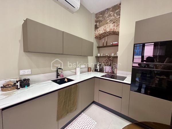 AJACCIO - Votre conseillère BSK Immobilier a le plaisir de vous proposer un lieu singulier où l’âme de l’ancien rencontre le raffinement d’une rénovation d’exception.
Au cœur de l’hyper-centre ajaccien, à deux pas de la rue Fesch et du cours Napoléon, se dévoile ce magnifique appartement T2 de 51 m², entièrement rénové avec des matériaux de grande qualité.
Dès l’entrée, le charme opère. Les pierres apparentes, les voûtes anciennes et les belles hauteurs sous plafond confèrent à ce lieu une identité rare, empreinte d’authenticité et de caractère. Les volumes généreux et les grandes fenêtres apportent une agréable sensation d’espace et de lumière, sublimant le contraste entre l’histoire des lieux et l’élégance d’une rénovation contemporaine.

La pièce de vie accueille une cuisine équipée Veneta Cucine, ouverte sur un séjour chaleureux agrémenté d’une cheminée. Un espace convivial où le cachet de l’ancien s’accorde harmonieusement avec le confort moderne. La chambre, dotée d’un grand dressing, prolonge cette atmosphère singulière.
Mais la véritable signature de cet appartement se révèle également dans sa magnifique salle de bains. Ses revêtements muraux en onyx rose apportent une touche de sophistication et de lumière, créant un contraste saisissant avec la pierre ancienne et les voûtes. La douche à l’italienne et la baignoire viennent parfaire cet espace dédié au confort et au bien-être, où les matériaux nobles deviennent de véritables éléments de décoration.
Un WC aménagé en espace buanderie ainsi qu’une loggia avec placard complètent les prestations.
À l’extérieur, la loggia s’ouvre sur une cour arborée, offrant une parenthèse de verdure et de fraîcheur particulièrement appréciable en plein centre-ville.

Prestations : Climatisation réversible Bosch, volets roulants solaires dans la chambre et la salle de bains, onyx rose, parquet, carrelages, menuiseries bois et alu, double-vitrages, une architecture atypique : pierres apparentes, voûtes et belles hauteurs sous plafond, cuisine équipée Veneta Cucine, douche à l’italienne et baignoire, une chambre avec grand dressing

Un emplacement privilégié, à proximité immédiate des commerces, services et transports. La plage est à environ 800 mètres
DPE : C | GES : A
Bien plus qu’un appartement, un lieu de caractère où chaque matière raconte une histoire. L’authenticité des vieilles pierres, le charme des voûtes et la délicatesse de l’onyx rose composent une alliance esthétique singulière, pour un intérieur qui ne ressemble à aucun autre.

Un bien rare au cœur d’Ajaccio, pour les amateurs de charme, d’élégance et d’architecture atypique, souhaitant profiter pleinement de la vie citadine tout en bénéficiant d’un intérieur empreint de personnalité. Idéal résidence principale, pied à terre ou investissement locatif.

Pour toute information et visite contactez Pierrine MURRONI 0617092828