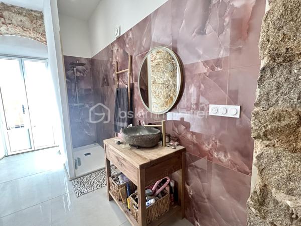 AJACCIO - Votre conseillère BSK Immobilier a le plaisir de vous proposer un lieu singulier où l’âme de l’ancien rencontre le raffinement d’une rénovation d’exception.
Au cœur de l’hyper-centre ajaccien, à deux pas de la rue Fesch et du cours Napoléon, se dévoile ce magnifique appartement T2 de 51 m², entièrement rénové avec des matériaux de grande qualité.
Dès l’entrée, le charme opère. Les pierres apparentes, les voûtes anciennes et les belles hauteurs sous plafond confèrent à ce lieu une identité rare, empreinte d’authenticité et de caractère. Les volumes généreux et les grandes fenêtres apportent une agréable sensation d’espace et de lumière, sublimant le contraste entre l’histoire des lieux et l’élégance d’une rénovation contemporaine.

La pièce de vie accueille une cuisine équipée Veneta Cucine, ouverte sur un séjour chaleureux agrémenté d’une cheminée. Un espace convivial où le cachet de l’ancien s’accorde harmonieusement avec le confort moderne. La chambre, dotée d’un grand dressing, prolonge cette atmosphère singulière.
Mais la véritable signature de cet appartement se révèle également dans sa magnifique salle de bains. Ses revêtements muraux en onyx rose apportent une touche de sophistication et de lumière, créant un contraste saisissant avec la pierre ancienne et les voûtes. La douche à l’italienne et la baignoire viennent parfaire cet espace dédié au confort et au bien-être, où les matériaux nobles deviennent de véritables éléments de décoration.
Un WC aménagé en espace buanderie ainsi qu’une loggia avec placard complètent les prestations.
À l’extérieur, la loggia s’ouvre sur une cour arborée, offrant une parenthèse de verdure et de fraîcheur particulièrement appréciable en plein centre-ville.

Prestations : Climatisation réversible Bosch, volets roulants solaires dans la chambre et la salle de bains, onyx rose, parquet, carrelages, menuiseries bois et alu, double-vitrages, une architecture atypique : pierres apparentes, voûtes et belles hauteurs sous plafond, cuisine équipée Veneta Cucine, douche à l’italienne et baignoire, une chambre avec grand dressing

Un emplacement privilégié, à proximité immédiate des commerces, services et transports. La plage est à environ 800 mètres
DPE : C | GES : A
Bien plus qu’un appartement, un lieu de caractère où chaque matière raconte une histoire. L’authenticité des vieilles pierres, le charme des voûtes et la délicatesse de l’onyx rose composent une alliance esthétique singulière, pour un intérieur qui ne ressemble à aucun autre.

Un bien rare au cœur d’Ajaccio, pour les amateurs de charme, d’élégance et d’architecture atypique, souhaitant profiter pleinement de la vie citadine tout en bénéficiant d’un intérieur empreint de personnalité. Idéal résidence principale, pied à terre ou investissement locatif.

Pour toute information et visite contactez Pierrine MURRONI 0617092828