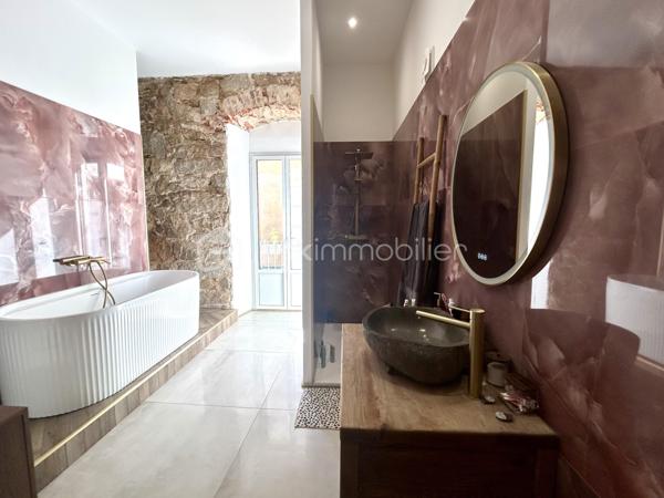 AJACCIO - Votre conseillère BSK Immobilier a le plaisir de vous proposer un lieu singulier où l’âme de l’ancien rencontre le raffinement d’une rénovation d’exception.
Au cœur de l’hyper-centre ajaccien, à deux pas de la rue Fesch et du cours Napoléon, se dévoile ce magnifique appartement T2 de 51 m², entièrement rénové avec des matériaux de grande qualité.
Dès l’entrée, le charme opère. Les pierres apparentes, les voûtes anciennes et les belles hauteurs sous plafond confèrent à ce lieu une identité rare, empreinte d’authenticité et de caractère. Les volumes généreux et les grandes fenêtres apportent une agréable sensation d’espace et de lumière, sublimant le contraste entre l’histoire des lieux et l’élégance d’une rénovation contemporaine.

La pièce de vie accueille une cuisine équipée Veneta Cucine, ouverte sur un séjour chaleureux agrémenté d’une cheminée. Un espace convivial où le cachet de l’ancien s’accorde harmonieusement avec le confort moderne. La chambre, dotée d’un grand dressing, prolonge cette atmosphère singulière.
Mais la véritable signature de cet appartement se révèle également dans sa magnifique salle de bains. Ses revêtements muraux en onyx rose apportent une touche de sophistication et de lumière, créant un contraste saisissant avec la pierre ancienne et les voûtes. La douche à l’italienne et la baignoire viennent parfaire cet espace dédié au confort et au bien-être, où les matériaux nobles deviennent de véritables éléments de décoration.
Un WC aménagé en espace buanderie ainsi qu’une loggia avec placard complètent les prestations.
À l’extérieur, la loggia s’ouvre sur une cour arborée, offrant une parenthèse de verdure et de fraîcheur particulièrement appréciable en plein centre-ville.

Prestations : Climatisation réversible Bosch, volets roulants solaires dans la chambre et la salle de bains, onyx rose, parquet, carrelages, menuiseries bois et alu, double-vitrages, une architecture atypique : pierres apparentes, voûtes et belles hauteurs sous plafond, cuisine équipée Veneta Cucine, douche à l’italienne et baignoire, une chambre avec grand dressing

Un emplacement privilégié, à proximité immédiate des commerces, services et transports. La plage est à environ 800 mètres
DPE : C | GES : A
Bien plus qu’un appartement, un lieu de caractère où chaque matière raconte une histoire. L’authenticité des vieilles pierres, le charme des voûtes et la délicatesse de l’onyx rose composent une alliance esthétique singulière, pour un intérieur qui ne ressemble à aucun autre.

Un bien rare au cœur d’Ajaccio, pour les amateurs de charme, d’élégance et d’architecture atypique, souhaitant profiter pleinement de la vie citadine tout en bénéficiant d’un intérieur empreint de personnalité. Idéal résidence principale, pied à terre ou investissement locatif.

Pour toute information et visite contactez Pierrine MURRONI 0617092828