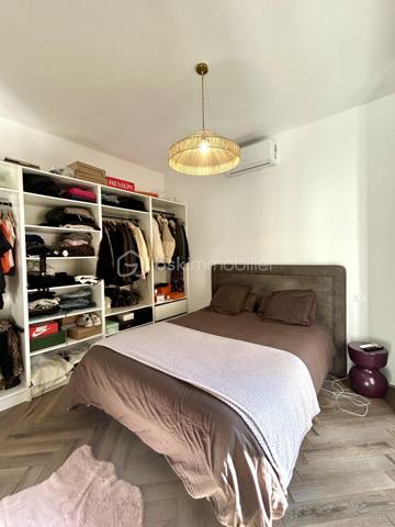 AJACCIO - Votre conseillère BSK Immobilier a le plaisir de vous proposer un lieu singulier où l’âme de l’ancien rencontre le raffinement d’une rénovation d’exception.
Au cœur de l’hyper-centre ajaccien, à deux pas de la rue Fesch et du cours Napoléon, se dévoile ce magnifique appartement T2 de 51 m², entièrement rénové avec des matériaux de grande qualité.
Dès l’entrée, le charme opère. Les pierres apparentes, les voûtes anciennes et les belles hauteurs sous plafond confèrent à ce lieu une identité rare, empreinte d’authenticité et de caractère. Les volumes généreux et les grandes fenêtres apportent une agréable sensation d’espace et de lumière, sublimant le contraste entre l’histoire des lieux et l’élégance d’une rénovation contemporaine.

La pièce de vie accueille une cuisine équipée Veneta Cucine, ouverte sur un séjour chaleureux agrémenté d’une cheminée. Un espace convivial où le cachet de l’ancien s’accorde harmonieusement avec le confort moderne. La chambre, dotée d’un grand dressing, prolonge cette atmosphère singulière.
Mais la véritable signature de cet appartement se révèle également dans sa magnifique salle de bains. Ses revêtements muraux en onyx rose apportent une touche de sophistication et de lumière, créant un contraste saisissant avec la pierre ancienne et les voûtes. La douche à l’italienne et la baignoire viennent parfaire cet espace dédié au confort et au bien-être, où les matériaux nobles deviennent de véritables éléments de décoration.
Un WC aménagé en espace buanderie ainsi qu’une loggia avec placard complètent les prestations.
À l’extérieur, la loggia s’ouvre sur une cour arborée, offrant une parenthèse de verdure et de fraîcheur particulièrement appréciable en plein centre-ville.

Prestations : Climatisation réversible Bosch, volets roulants solaires dans la chambre et la salle de bains, onyx rose, parquet, carrelages, menuiseries bois et alu, double-vitrages, une architecture atypique : pierres apparentes, voûtes et belles hauteurs sous plafond, cuisine équipée Veneta Cucine, douche à l’italienne et baignoire, une chambre avec grand dressing

Un emplacement privilégié, à proximité immédiate des commerces, services et transports. La plage est à environ 800 mètres
DPE : C | GES : A
Bien plus qu’un appartement, un lieu de caractère où chaque matière raconte une histoire. L’authenticité des vieilles pierres, le charme des voûtes et la délicatesse de l’onyx rose composent une alliance esthétique singulière, pour un intérieur qui ne ressemble à aucun autre.

Un bien rare au cœur d’Ajaccio, pour les amateurs de charme, d’élégance et d’architecture atypique, souhaitant profiter pleinement de la vie citadine tout en bénéficiant d’un intérieur empreint de personnalité. Idéal résidence principale, pied à terre ou investissement locatif.

Pour toute information et visite contactez Pierrine MURRONI 0617092828
