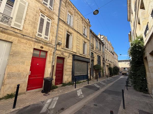Grand T2, rue calme, belle pièce à vivre