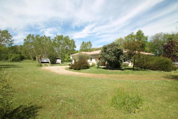 Maison à vendre 4 pièces 109m² proche de CASTELJALOUX (47) garages, terrain 9800m²