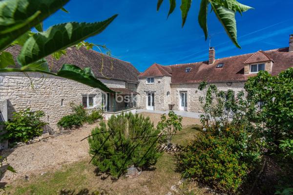 EXCLUSIVITÉ – Magnifique longère du XVIIe siècle à fort potentiel (300 m²) – Remauville
Localisation idéale : Située sur la commune de Remauville, à seulement 10 km de Nemours et 13 km de la gare de Nemours-Saint-Pierre (Paris Gare de Lyon accessible en 1h15 via la Ligne R).
Venez découvrir cette authentique longère de caractère du 17e siècle, soigneusement rénovée en 2010, toiture principale de 2013. Édifiée sur un terrain de plus de 500 m², elle a su conserver tout le charme et le cachet de l'ancien grâce à ses belles pierres et poutres apparentes.
Un bien aux multiples possibilités :
Ce bien rare offre un potentiel d'aménagement exceptionnel permettant d'atteindre près de 300 m² de surface habitable totale.
Modulable selon vos projets, la bâtisse peut être exploitée dans son intégralité pour une grande maison familiale, ou facilement scindée en deux habitations indépendantes (environ 180 m² d'une part, et 120 m² d'autre part). C'est l'opportunité idéale pour un projet bi-familial, l'exercice d'une profession libérale, ou la création d'un espace dédié à la location (gîte ou investissement). 
Le Bien est raccordé à la fibre. 
L'aménagement intérieur se compose actuellement comme suit :
Espace principal :
 Au rez-de-chaussée : Une belle entrée desservant un salon chaleureux avec cheminée insert, une grande cuisine avec espace repas, une pièce de détente et un WC indépendant.
 À l'étage (accessible depuis le salon) : Un palier distribuant deux grandes chambres (dont l'une offre la surface nécessaire pour être divisée en deux), une salle d'eau et un WC.
Espace secondaire (accessible depuis l'entrée) :
 Au rez-de-chaussée : Une pièce polyvalente d'environ 14 m² (idéale pour un bureau) menant à un local technique. Vous découvrirez ensuite un vaste séjour de 30 m² ouvrant sur un second salon, une chambre, ainsi qu'une salle d'eau avec WC.
 À l'étage : Un beau plateau brut d'environ 60 m² offrant un superbe potentiel d'aménagement supplémentaire selon vos envies.

Les +++ : 
- Ecoles et commerce participatif sur place  
- Rapport prix / surface exceptionnel 
- Travaux récents 
- Énorme potentiel 

Un bien coup de cœur offrant de très belles perspectives d'évolution. À visiter sans tarder !