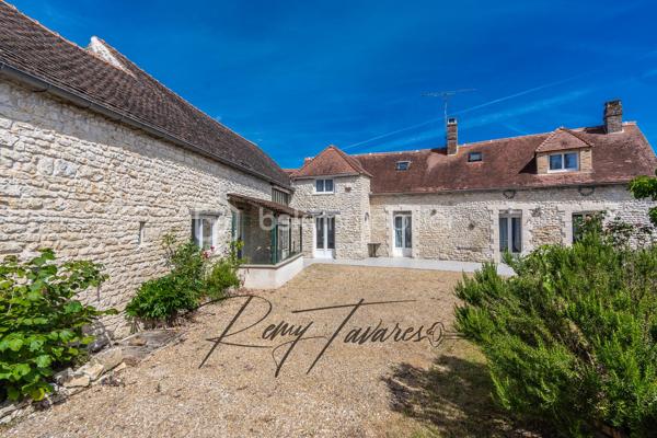 EXCLUSIVITÉ – Magnifique longère du XVIIe siècle à fort potentiel (300 m²) – Remauville
Localisation idéale : Située sur la commune de Remauville, à seulement 10 km de Nemours et 13 km de la gare de Nemours-Saint-Pierre (Paris Gare de Lyon accessible en 1h15 via la Ligne R).
Venez découvrir cette authentique longère de caractère du 17e siècle, soigneusement rénovée en 2010, toiture principale de 2013. Édifiée sur un terrain de plus de 500 m², elle a su conserver tout le charme et le cachet de l'ancien grâce à ses belles pierres et poutres apparentes.
Un bien aux multiples possibilités :
Ce bien rare offre un potentiel d'aménagement exceptionnel permettant d'atteindre près de 300 m² de surface habitable totale.
Modulable selon vos projets, la bâtisse peut être exploitée dans son intégralité pour une grande maison familiale, ou facilement scindée en deux habitations indépendantes (environ 180 m² d'une part, et 120 m² d'autre part). C'est l'opportunité idéale pour un projet bi-familial, l'exercice d'une profession libérale, ou la création d'un espace dédié à la location (gîte ou investissement). 
Le Bien est raccordé à la fibre. 
L'aménagement intérieur se compose actuellement comme suit :
Espace principal :
 Au rez-de-chaussée : Une belle entrée desservant un salon chaleureux avec cheminée insert, une grande cuisine avec espace repas, une pièce de détente et un WC indépendant.
 À l'étage (accessible depuis le salon) : Un palier distribuant deux grandes chambres (dont l'une offre la surface nécessaire pour être divisée en deux), une salle d'eau et un WC.
Espace secondaire (accessible depuis l'entrée) :
 Au rez-de-chaussée : Une pièce polyvalente d'environ 14 m² (idéale pour un bureau) menant à un local technique. Vous découvrirez ensuite un vaste séjour de 30 m² ouvrant sur un second salon, une chambre, ainsi qu'une salle d'eau avec WC.
 À l'étage : Un beau plateau brut d'environ 60 m² offrant un superbe potentiel d'aménagement supplémentaire selon vos envies.

Les +++ : 
- Ecoles et commerce participatif sur place  
- Rapport prix / surface exceptionnel 
- Travaux récents 
- Énorme potentiel 

Un bien coup de cœur offrant de très belles perspectives d'évolution. À visiter sans tarder !