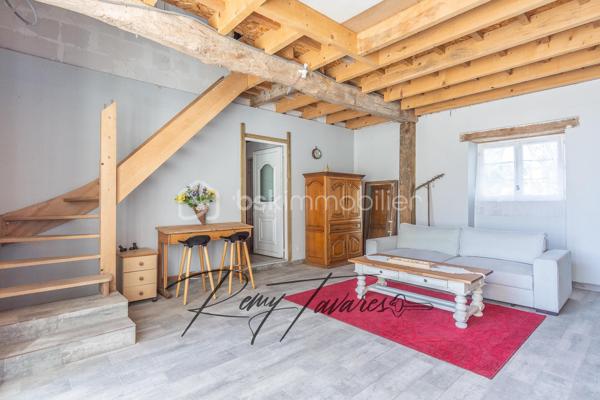 EXCLUSIVITÉ – Magnifique longère du XVIIe siècle à fort potentiel (300 m²) – Remauville
Localisation idéale : Située sur la commune de Remauville, à seulement 10 km de Nemours et 13 km de la gare de Nemours-Saint-Pierre (Paris Gare de Lyon accessible en 1h15 via la Ligne R).
Venez découvrir cette authentique longère de caractère du 17e siècle, soigneusement rénovée en 2010, toiture principale de 2013. Édifiée sur un terrain de plus de 500 m², elle a su conserver tout le charme et le cachet de l'ancien grâce à ses belles pierres et poutres apparentes.
Un bien aux multiples possibilités :
Ce bien rare offre un potentiel d'aménagement exceptionnel permettant d'atteindre près de 300 m² de surface habitable totale.
Modulable selon vos projets, la bâtisse peut être exploitée dans son intégralité pour une grande maison familiale, ou facilement scindée en deux habitations indépendantes (environ 180 m² d'une part, et 120 m² d'autre part). C'est l'opportunité idéale pour un projet bi-familial, l'exercice d'une profession libérale, ou la création d'un espace dédié à la location (gîte ou investissement). 
Le Bien est raccordé à la fibre. 
L'aménagement intérieur se compose actuellement comme suit :
Espace principal :
 Au rez-de-chaussée : Une belle entrée desservant un salon chaleureux avec cheminée insert, une grande cuisine avec espace repas, une pièce de détente et un WC indépendant.
 À l'étage (accessible depuis le salon) : Un palier distribuant deux grandes chambres (dont l'une offre la surface nécessaire pour être divisée en deux), une salle d'eau et un WC.
Espace secondaire (accessible depuis l'entrée) :
 Au rez-de-chaussée : Une pièce polyvalente d'environ 14 m² (idéale pour un bureau) menant à un local technique. Vous découvrirez ensuite un vaste séjour de 30 m² ouvrant sur un second salon, une chambre, ainsi qu'une salle d'eau avec WC.
 À l'étage : Un beau plateau brut d'environ 60 m² offrant un superbe potentiel d'aménagement supplémentaire selon vos envies.

Les +++ : 
- Ecoles et commerce participatif sur place  
- Rapport prix / surface exceptionnel 
- Travaux récents 
- Énorme potentiel 

Un bien coup de cœur offrant de très belles perspectives d'évolution. À visiter sans tarder !