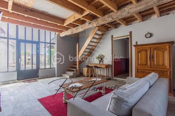 EXCLUSIVITÉ – Magnifique longère du XVIIe siècle à fort potentiel (300 m²) – Remauville
Localisation idéale : Située sur la commune de Remauville, à seulement 10 km de Nemours et 13 km de la gare de Nemours-Saint-Pierre (Paris Gare de Lyon accessible en 1h15 via la Ligne R).
Venez découvrir cette authentique longère de caractère du 17e siècle, soigneusement rénovée en 2010, toiture principale de 2013. Édifiée sur un terrain de plus de 500 m², elle a su conserver tout le charme et le cachet de l'ancien grâce à ses belles pierres et poutres apparentes.
Un bien aux multiples possibilités :
Ce bien rare offre un potentiel d'aménagement exceptionnel permettant d'atteindre près de 300 m² de surface habitable totale.
Modulable selon vos projets, la bâtisse peut être exploitée dans son intégralité pour une grande maison familiale, ou facilement scindée en deux habitations indépendantes (environ 180 m² d'une part, et 120 m² d'autre part). C'est l'opportunité idéale pour un projet bi-familial, l'exercice d'une profession libérale, ou la création d'un espace dédié à la location (gîte ou investissement). 
Le Bien est raccordé à la fibre. 
L'aménagement intérieur se compose actuellement comme suit :
Espace principal :
 Au rez-de-chaussée : Une belle entrée desservant un salon chaleureux avec cheminée insert, une grande cuisine avec espace repas, une pièce de détente et un WC indépendant.
 À l'étage (accessible depuis le salon) : Un palier distribuant deux grandes chambres (dont l'une offre la surface nécessaire pour être divisée en deux), une salle d'eau et un WC.
Espace secondaire (accessible depuis l'entrée) :
 Au rez-de-chaussée : Une pièce polyvalente d'environ 14 m² (idéale pour un bureau) menant à un local technique. Vous découvrirez ensuite un vaste séjour de 30 m² ouvrant sur un second salon, une chambre, ainsi qu'une salle d'eau avec WC.
 À l'étage : Un beau plateau brut d'environ 60 m² offrant un superbe potentiel d'aménagement supplémentaire selon vos envies.

Les +++ : 
- Ecoles et commerce participatif sur place  
- Rapport prix / surface exceptionnel 
- Travaux récents 
- Énorme potentiel 

Un bien coup de cœur offrant de très belles perspectives d'évolution. À visiter sans tarder !