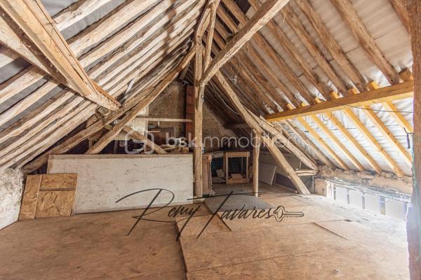 EXCLUSIVITÉ – Magnifique longère du XVIIe siècle à fort potentiel (300 m²) – Remauville
Localisation idéale : Située sur la commune de Remauville, à seulement 10 km de Nemours et 13 km de la gare de Nemours-Saint-Pierre (Paris Gare de Lyon accessible en 1h15 via la Ligne R).
Venez découvrir cette authentique longère de caractère du 17e siècle, soigneusement rénovée en 2010, toiture principale de 2013. Édifiée sur un terrain de plus de 500 m², elle a su conserver tout le charme et le cachet de l'ancien grâce à ses belles pierres et poutres apparentes.
Un bien aux multiples possibilités :
Ce bien rare offre un potentiel d'aménagement exceptionnel permettant d'atteindre près de 300 m² de surface habitable totale.
Modulable selon vos projets, la bâtisse peut être exploitée dans son intégralité pour une grande maison familiale, ou facilement scindée en deux habitations indépendantes (environ 180 m² d'une part, et 120 m² d'autre part). C'est l'opportunité idéale pour un projet bi-familial, l'exercice d'une profession libérale, ou la création d'un espace dédié à la location (gîte ou investissement). 
Le Bien est raccordé à la fibre. 
L'aménagement intérieur se compose actuellement comme suit :
Espace principal :
 Au rez-de-chaussée : Une belle entrée desservant un salon chaleureux avec cheminée insert, une grande cuisine avec espace repas, une pièce de détente et un WC indépendant.
 À l'étage (accessible depuis le salon) : Un palier distribuant deux grandes chambres (dont l'une offre la surface nécessaire pour être divisée en deux), une salle d'eau et un WC.
Espace secondaire (accessible depuis l'entrée) :
 Au rez-de-chaussée : Une pièce polyvalente d'environ 14 m² (idéale pour un bureau) menant à un local technique. Vous découvrirez ensuite un vaste séjour de 30 m² ouvrant sur un second salon, une chambre, ainsi qu'une salle d'eau avec WC.
 À l'étage : Un beau plateau brut d'environ 60 m² offrant un superbe potentiel d'aménagement supplémentaire selon vos envies.

Les +++ : 
- Ecoles et commerce participatif sur place  
- Rapport prix / surface exceptionnel 
- Travaux récents 
- Énorme potentiel 

Un bien coup de cœur offrant de très belles perspectives d'évolution. À visiter sans tarder !