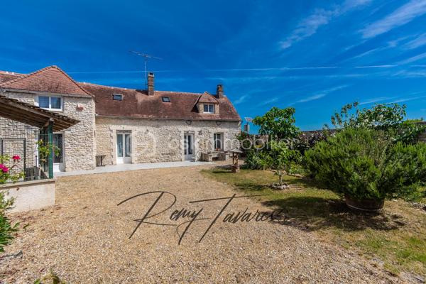 EXCLUSIVITÉ – Magnifique longère du XVIIe siècle à fort potentiel (300 m²) – Remauville
Localisation idéale : Située sur la commune de Remauville, à seulement 10 km de Nemours et 13 km de la gare de Nemours-Saint-Pierre (Paris Gare de Lyon accessible en 1h15 via la Ligne R).
Venez découvrir cette authentique longère de caractère du 17e siècle, soigneusement rénovée en 2010, toiture principale de 2013. Édifiée sur un terrain de plus de 500 m², elle a su conserver tout le charme et le cachet de l'ancien grâce à ses belles pierres et poutres apparentes.
Un bien aux multiples possibilités :
Ce bien rare offre un potentiel d'aménagement exceptionnel permettant d'atteindre près de 300 m² de surface habitable totale.
Modulable selon vos projets, la bâtisse peut être exploitée dans son intégralité pour une grande maison familiale, ou facilement scindée en deux habitations indépendantes (environ 180 m² d'une part, et 120 m² d'autre part). C'est l'opportunité idéale pour un projet bi-familial, l'exercice d'une profession libérale, ou la création d'un espace dédié à la location (gîte ou investissement). 
Le Bien est raccordé à la fibre. 
L'aménagement intérieur se compose actuellement comme suit :
Espace principal :
 Au rez-de-chaussée : Une belle entrée desservant un salon chaleureux avec cheminée insert, une grande cuisine avec espace repas, une pièce de détente et un WC indépendant.
 À l'étage (accessible depuis le salon) : Un palier distribuant deux grandes chambres (dont l'une offre la surface nécessaire pour être divisée en deux), une salle d'eau et un WC.
Espace secondaire (accessible depuis l'entrée) :
 Au rez-de-chaussée : Une pièce polyvalente d'environ 14 m² (idéale pour un bureau) menant à un local technique. Vous découvrirez ensuite un vaste séjour de 30 m² ouvrant sur un second salon, une chambre, ainsi qu'une salle d'eau avec WC.
 À l'étage : Un beau plateau brut d'environ 60 m² offrant un superbe potentiel d'aménagement supplémentaire selon vos envies.

Les +++ : 
- Ecoles et commerce participatif sur place  
- Rapport prix / surface exceptionnel 
- Travaux récents 
- Énorme potentiel 

Un bien coup de cœur offrant de très belles perspectives d'évolution. À visiter sans tarder !