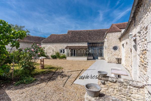 EXCLUSIVITÉ – Magnifique longère du XVIIe siècle à fort potentiel (300 m²) – Remauville
Localisation idéale : Située sur la commune de Remauville, à seulement 10 km de Nemours et 13 km de la gare de Nemours-Saint-Pierre (Paris Gare de Lyon accessible en 1h15 via la Ligne R).
Venez découvrir cette authentique longère de caractère du 17e siècle, soigneusement rénovée en 2010, toiture principale de 2013. Édifiée sur un terrain de plus de 500 m², elle a su conserver tout le charme et le cachet de l'ancien grâce à ses belles pierres et poutres apparentes.
Un bien aux multiples possibilités :
Ce bien rare offre un potentiel d'aménagement exceptionnel permettant d'atteindre près de 300 m² de surface habitable totale.
Modulable selon vos projets, la bâtisse peut être exploitée dans son intégralité pour une grande maison familiale, ou facilement scindée en deux habitations indépendantes (environ 180 m² d'une part, et 120 m² d'autre part). C'est l'opportunité idéale pour un projet bi-familial, l'exercice d'une profession libérale, ou la création d'un espace dédié à la location (gîte ou investissement). 
Le Bien est raccordé à la fibre. 
L'aménagement intérieur se compose actuellement comme suit :
Espace principal :
 Au rez-de-chaussée : Une belle entrée desservant un salon chaleureux avec cheminée insert, une grande cuisine avec espace repas, une pièce de détente et un WC indépendant.
 À l'étage (accessible depuis le salon) : Un palier distribuant deux grandes chambres (dont l'une offre la surface nécessaire pour être divisée en deux), une salle d'eau et un WC.
Espace secondaire (accessible depuis l'entrée) :
 Au rez-de-chaussée : Une pièce polyvalente d'environ 14 m² (idéale pour un bureau) menant à un local technique. Vous découvrirez ensuite un vaste séjour de 30 m² ouvrant sur un second salon, une chambre, ainsi qu'une salle d'eau avec WC.
 À l'étage : Un beau plateau brut d'environ 60 m² offrant un superbe potentiel d'aménagement supplémentaire selon vos envies.

Les +++ : 
- Ecoles et commerce participatif sur place  
- Rapport prix / surface exceptionnel 
- Travaux récents 
- Énorme potentiel 

Un bien coup de cœur offrant de très belles perspectives d'évolution. À visiter sans tarder !