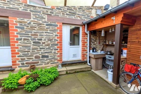 Maison de ville avec cour et dépendance – Centre de Janzé 