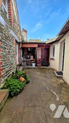 Maison de ville avec cour et dépendance – Centre de Janzé 