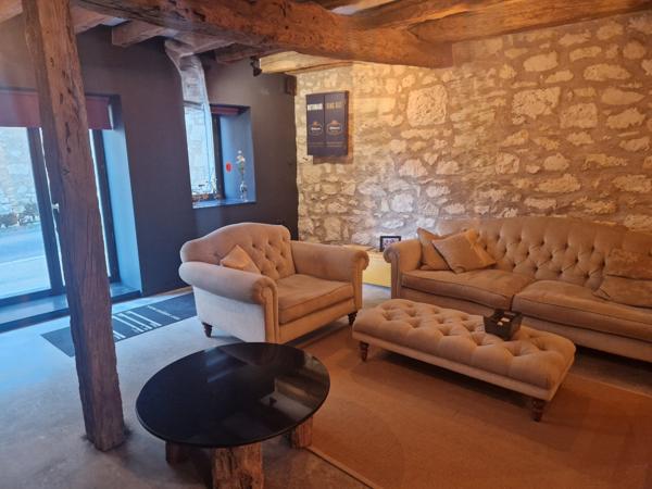 Castelnau-d'Arbieu (32500) MAISON EN PIERRE SUPERBEMENT RÉNOVÉE AU CŒUR D’UN VILLAGE, AVEC JARDIN ET PISCINE