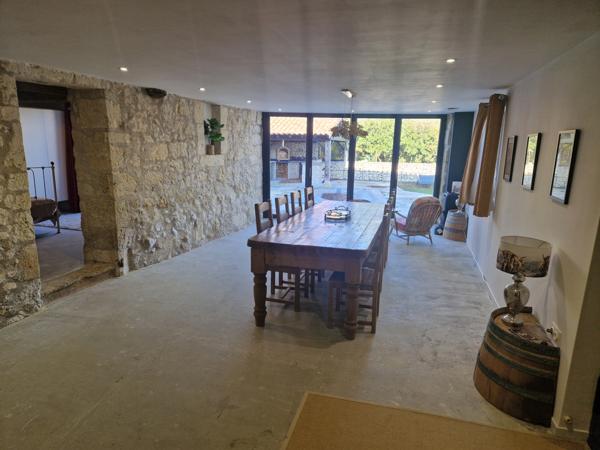 Castelnau-d'Arbieu (32500) MAISON EN PIERRE SUPERBEMENT RÉNOVÉE AU CŒUR D’UN VILLAGE, AVEC JARDIN ET PISCINE