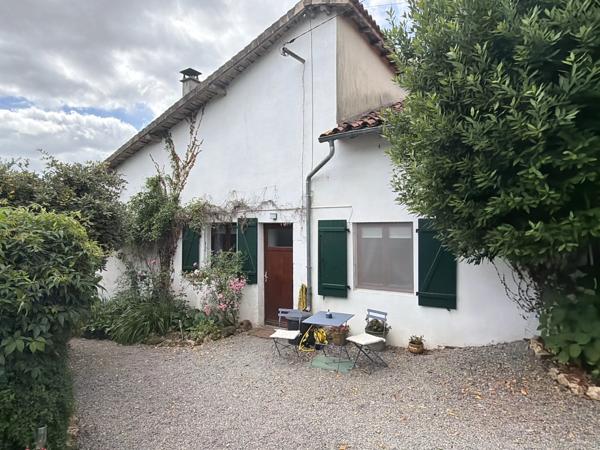 Une charmante maison individuelle offrant une vue magnifique