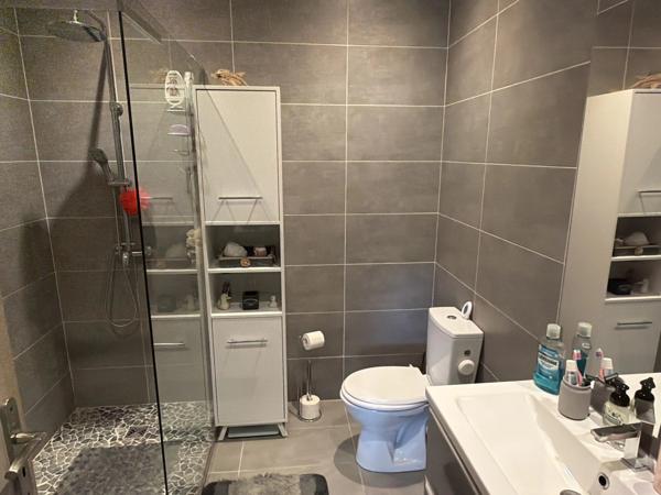 Une charmante maison individuelle offrant une vue magnifique