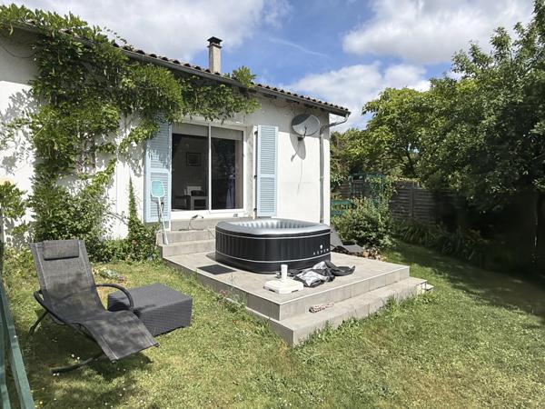 Une charmante maison individuelle offrant une vue magnifique