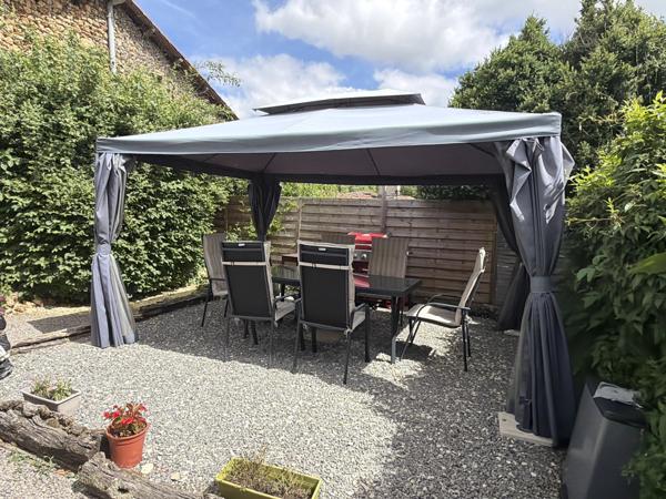Une charmante maison individuelle offrant une vue magnifique