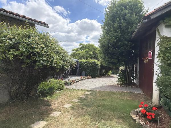 Une charmante maison individuelle offrant une vue magnifique