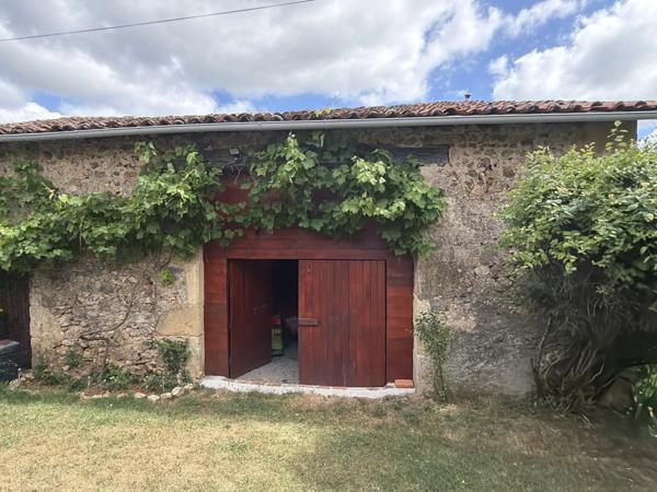 Une charmante maison individuelle offrant une vue magnifique