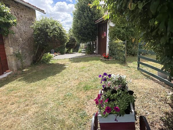 Une charmante maison individuelle offrant une vue magnifique