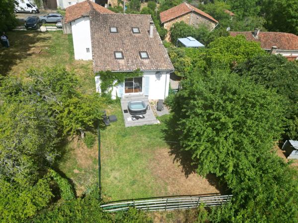 Une charmante maison individuelle offrant une vue magnifique