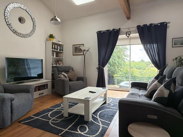 Une charmante maison individuelle offrant une vue magnifique